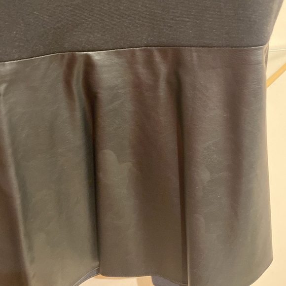 Halogen pleated vegan leather mini skirt - Picture 4 of 4